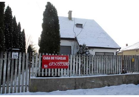 OFERTĂ. În ciuda crizei, în satele maghiare de pe graniţă vânzările de case nu au îngheţat ca la noi şi, paradoxal, cei mai probabili cumpărători sunt tot românii. Ca dovadă anunţul afişat, într-o românească uşor stricată, pe gardul casei din imagine. O asemenea proprietate din Artand, construită în anii '90, se vinde acum la circa 35-45.000 de euro 